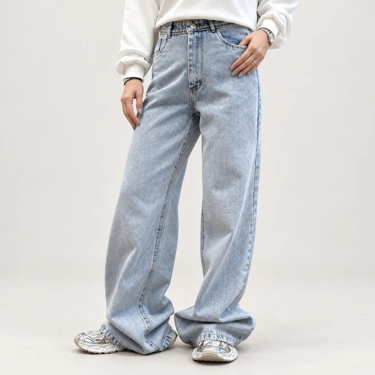 Ice-blue-wide-leg-jeans-studio-portrait-1.webp شلوار بگی جین زنانه - تصویر 1