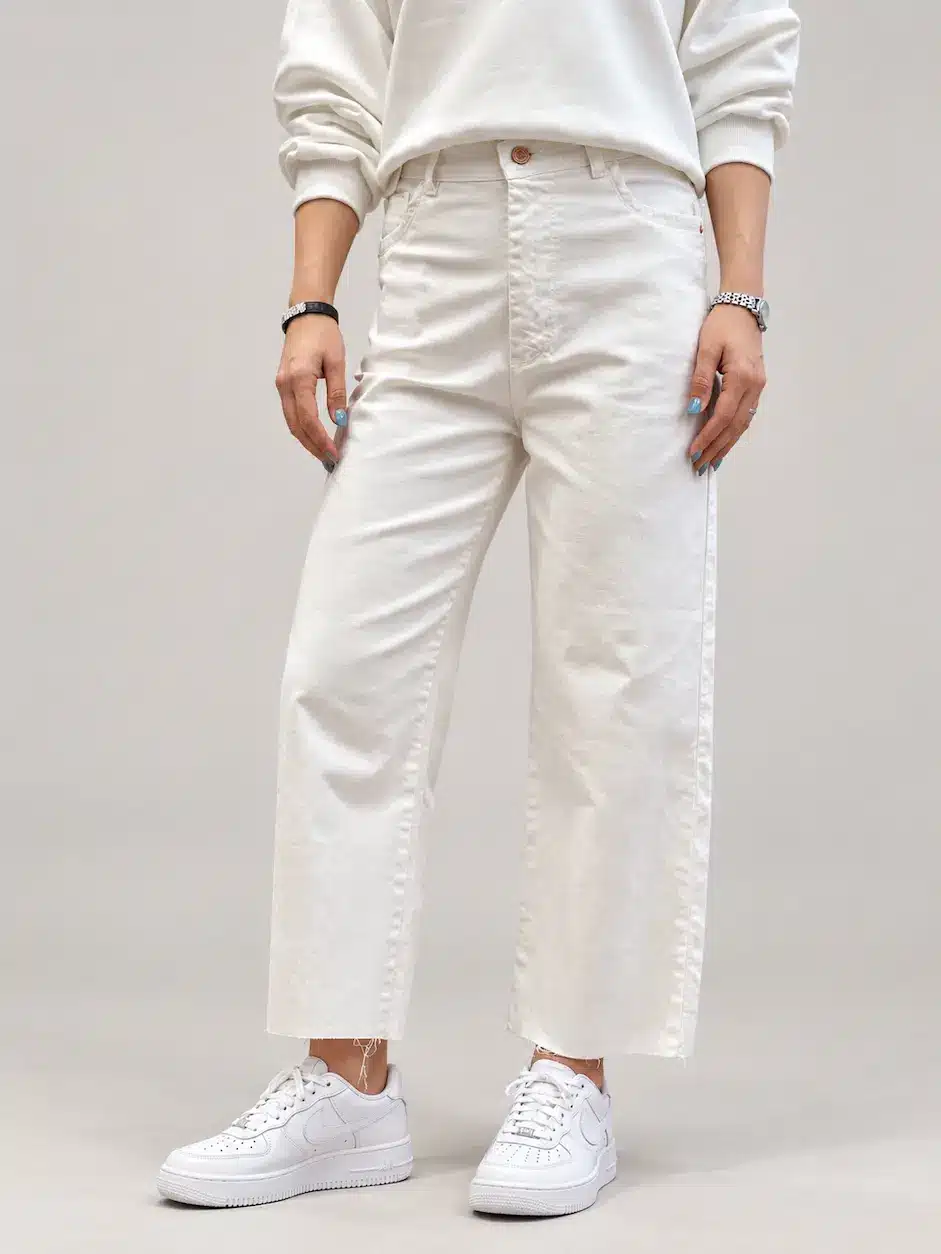 Ivory-Cropped-Jeans-White-Sneakers-1.webp شلوار واید لگ زنانه - تصویر 1
